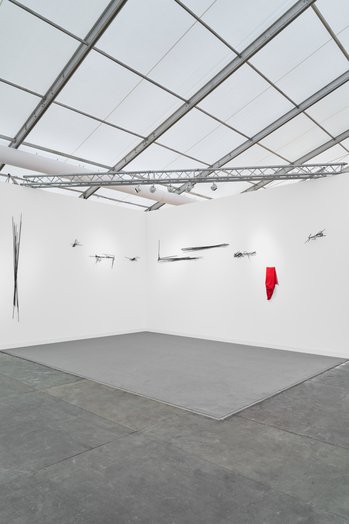 25 Graysc Frieze Gianni Manhatten Web 1728