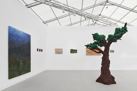 24Graysc Frieze Giannimahatten Web2 1