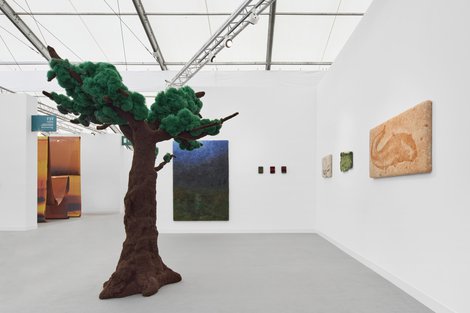 24Graysc Frieze Giannimahatten Web2 2