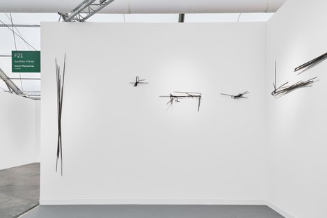 25 Graysc Frieze Gianni Manhatten Web 1726