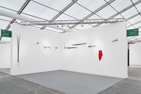 25 Graysc Frieze Gianni Manhatten Web 1727